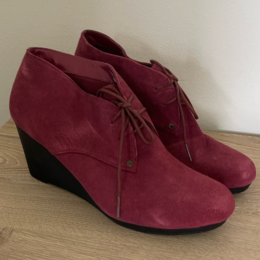 Isaac Mizrahi burgundy wedges size 8